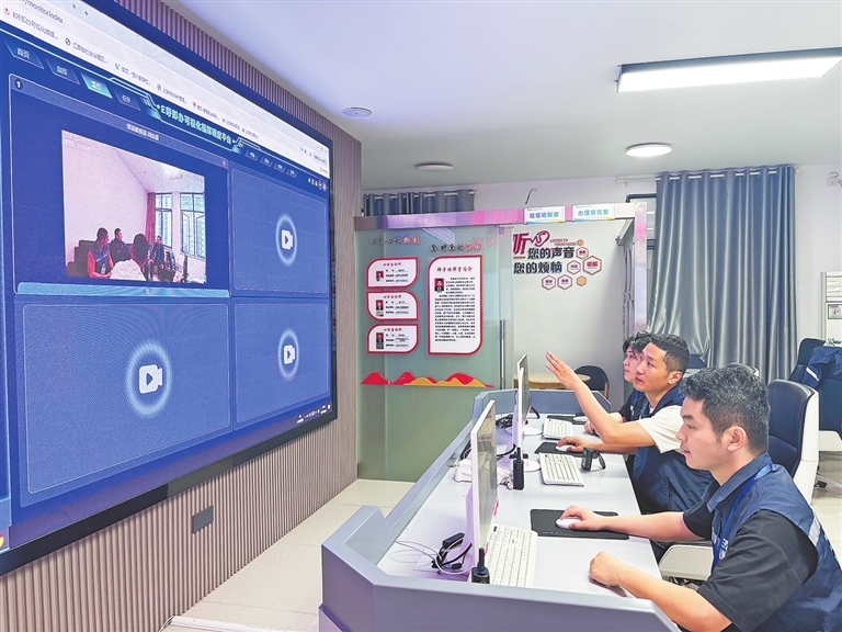 茅家岭街道“E呼即办”综合指挥站内,工作人员通过智慧大屏了解现场情况。 本报全媒体记者 侯艺松摄