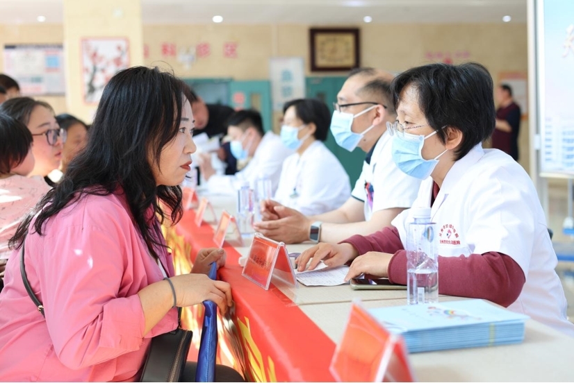 在沧州市妇幼保健院义诊点，专家在解疑释惑。