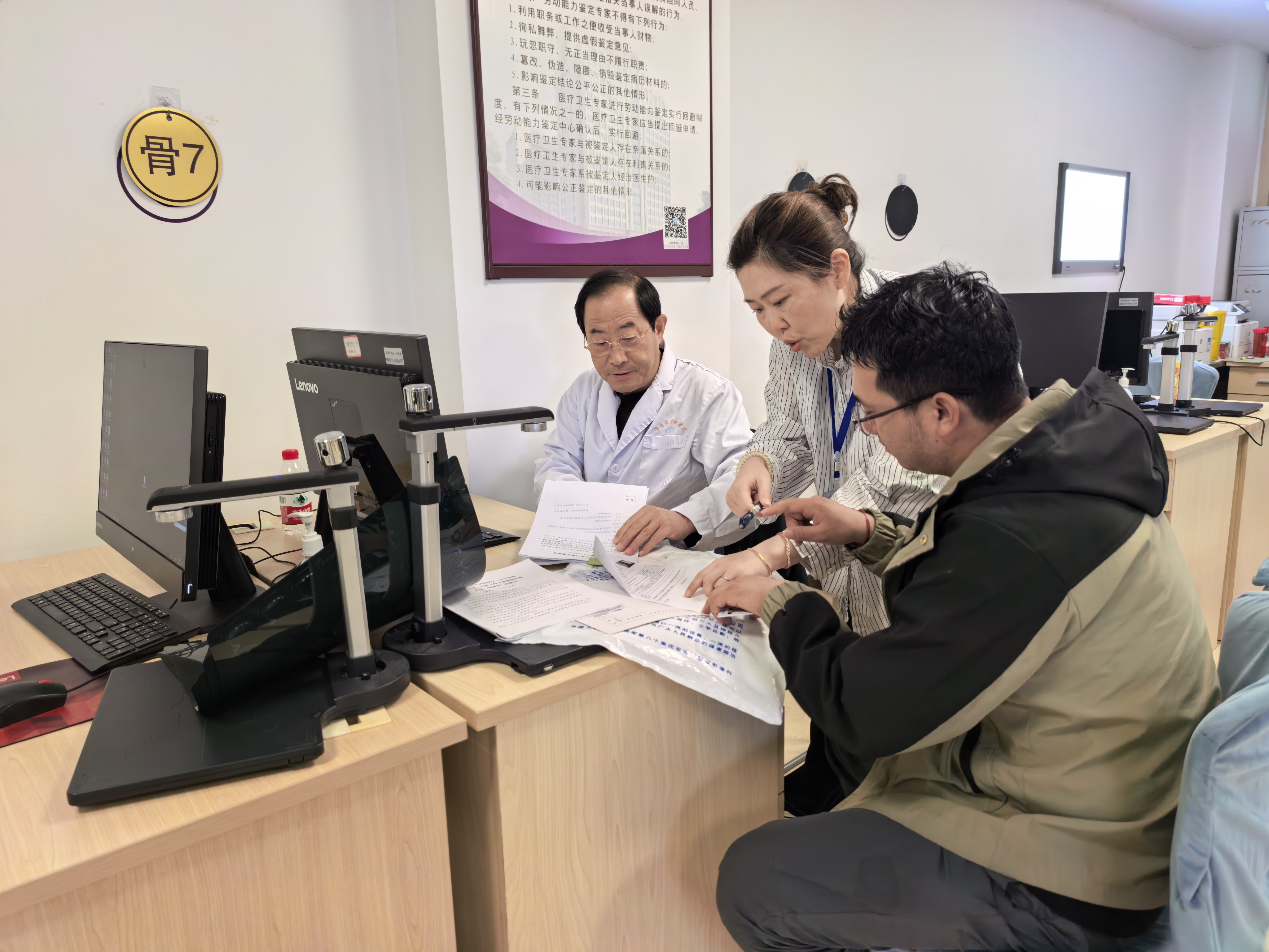 青岛市人社局举办“社会监督员走近劳动能力鉴定现场”政府开放日活动