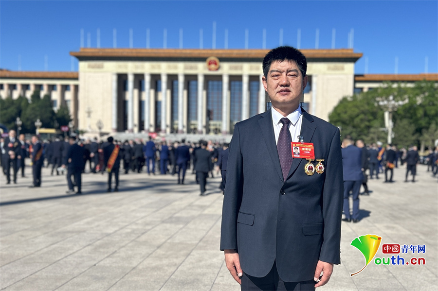 王明疆荣获“全国劳动模范”奖章。中国电建西北院供图