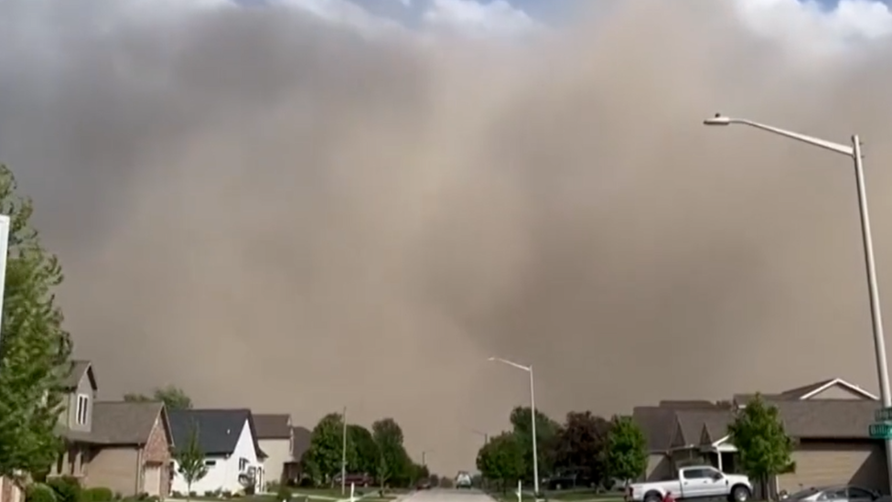 美伊利诺伊州现罕见沙尘暴