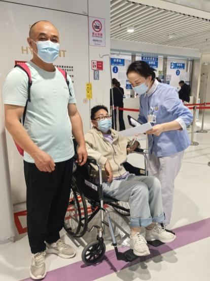 图为心外科陈雪娟护士长跟进陪诊流程