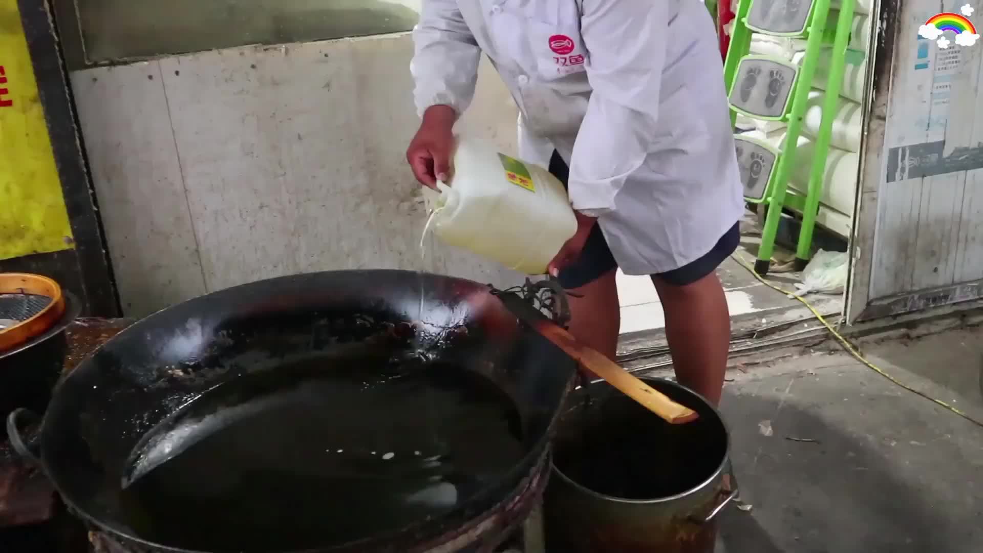 河南大妈炸大个油香，一个一斤，一上午炸15袋面，8点后来吃不上