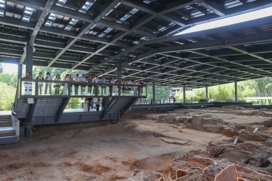 图为5月10日,台湾媒体人在陶阳里历史文化街区的南麓遗址参观,该遗址发掘出了丰富的景德镇瓷业历史遗存。中新社记者 刘力鑫 摄