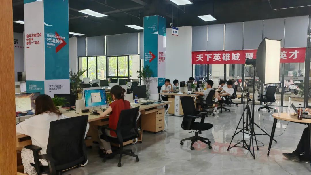 △就业之家（创客空间）提供“一站式”人才服务。