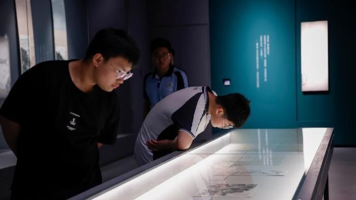 浙江杭州:纪念黄宾虹诞辰一百六十周年艺术展引游人观赏_凤凰网