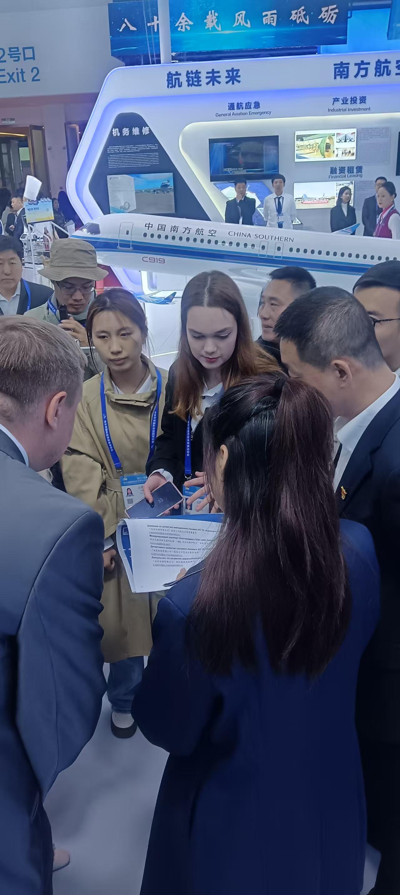 南航飞行模拟训练设备在哈洽会展出 观众现场体验飞行  南航集团亮相第34届哈尔滨国际经济贸易洽谈会