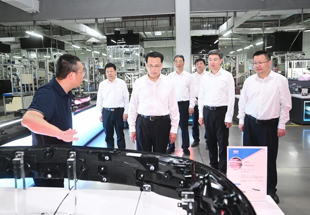 5月13日，在合川重庆安瑞光电公司，市委书记袁家军观看产品展示。苏思 摄
