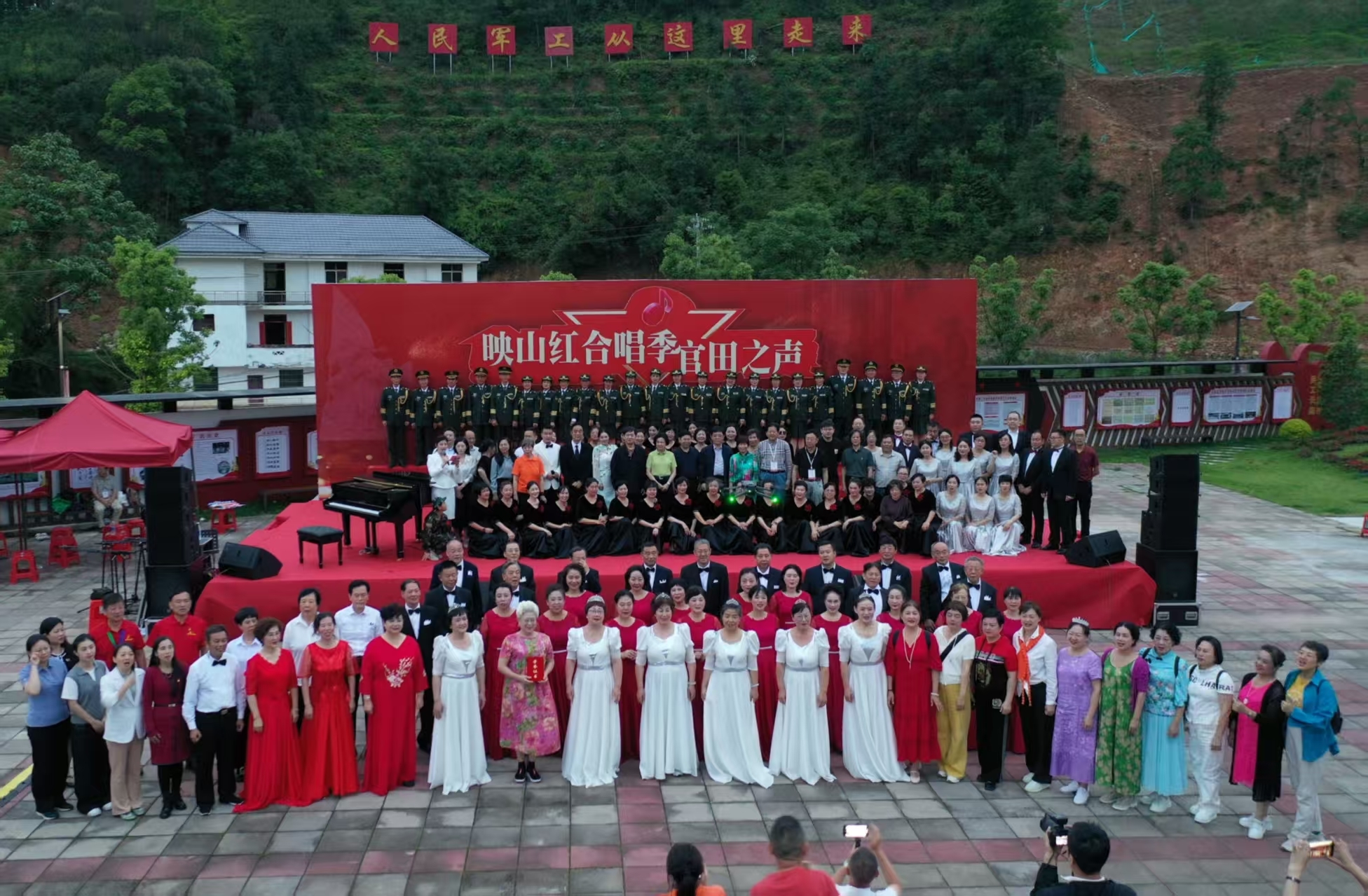 深圳社会组织在军工摇篮村唱响“映山红合唱季•官田之声”