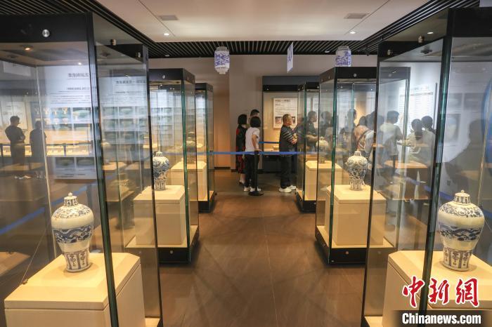 5月11日，江西宜春高安市，元青花博物馆内展出的各类元青花瓷器。元青花瓷(又称元青花)，即元代生产的青花瓷器。高安元青花博物馆是世界上第一座以元青花命名的专题性博物馆，这里珍藏了20件元代青花瓷器和4件釉里红瓷器。这些瓷器器物完整、器型硕大、品种较全、造型优美、工艺精湛，属罕见元代极品。目前，该馆馆藏元代青花瓷器数量中国第一、世界第三。中新社记者 刘力鑫 摄