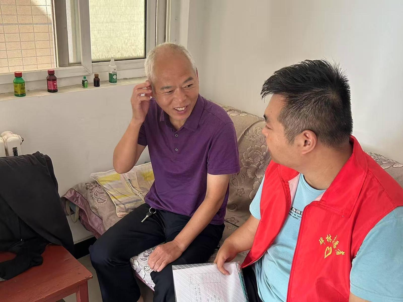 西安理工大学社区工作人员上门入户为残疾人办理“残疾人两项补贴”复审验证。