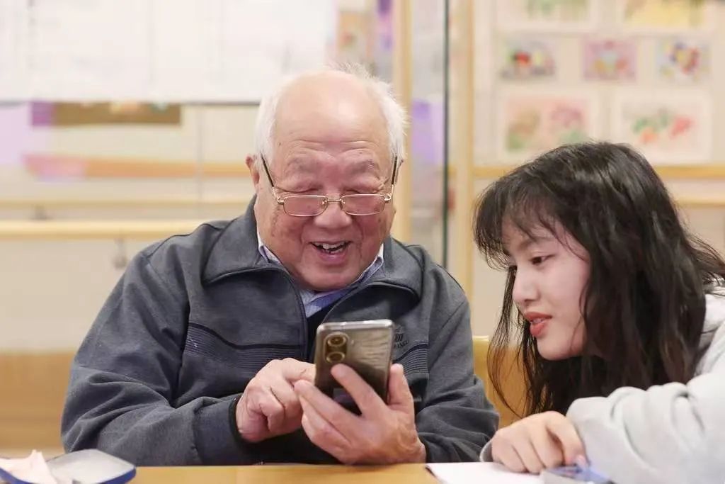 被智能时代遗忘,一群老人的“AI求生记”