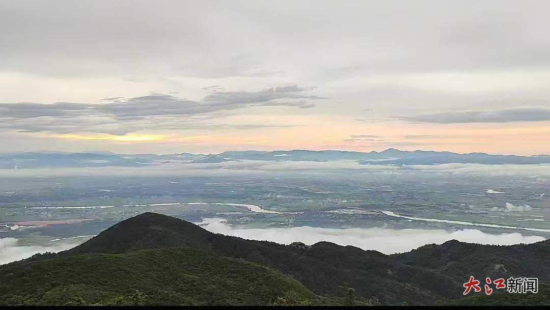 在牧云峰景区远眺南昌风光