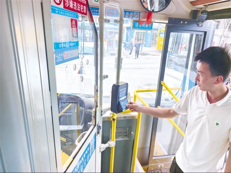 市民刷码乘车