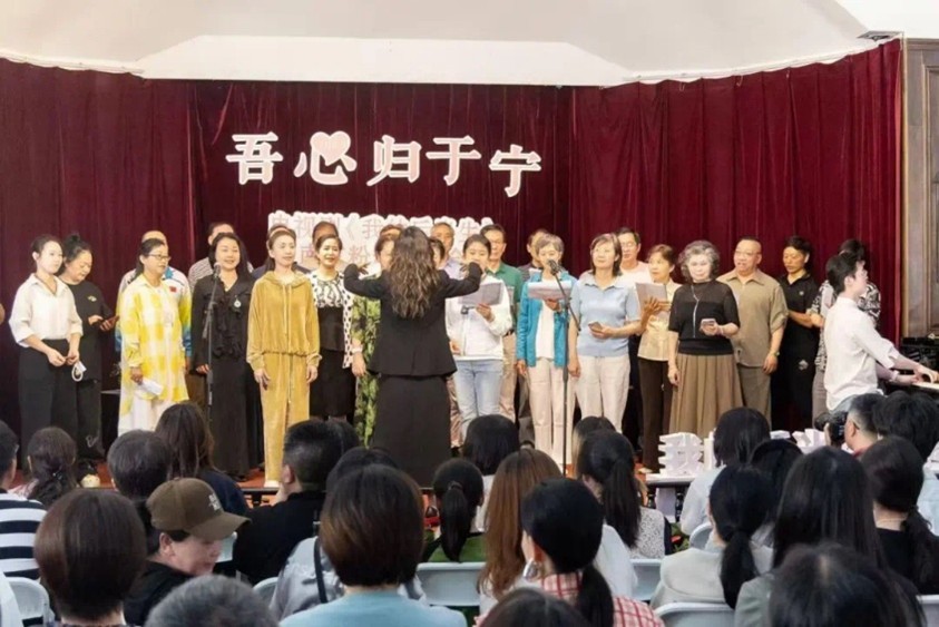 南京观众现场演唱《好一朵茉莉花》