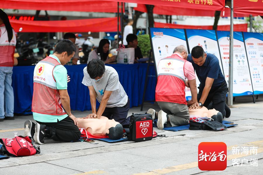 海南省“5&middot;12”防灾减灾日主题科普活动现场，市民群众学习急救知识。记者 姚皓 摄