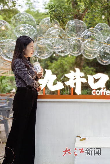 游客在“九井口”打卡。本报全媒体记者 余燕摄