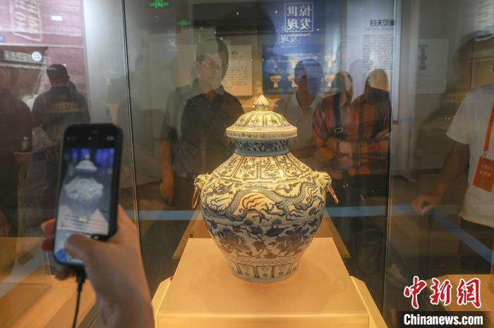 5月11日，江西宜春高安市，游客在元青花博物馆内参观展出的元青花云龙纹兽耳盖罐。元青花瓷（又称元青花），即元代生产的青花瓷器。高安元青花博物馆是世界上第一座以元青花命名的专题性博物馆，这里珍藏了20件元代青花瓷器和4件釉里红瓷器。这些瓷器器物完整、器型硕大、品种较全、造型优美、工艺精湛，属罕见元代极品。目前，该馆馆藏元代青花瓷器数量中国第一、世界第三。中新社记者 刘力鑫 摄