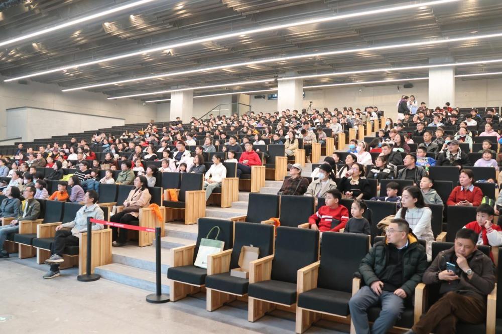 中国古动物馆（保定自然博物馆）举办的科学公益讲堂现场，听众们认真听讲。（受访单位供图）