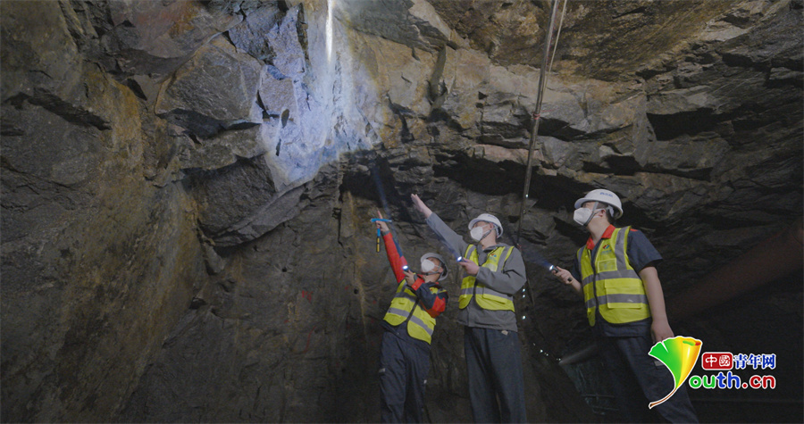 王明疆与同事在野外工作。中国电建西北院供图