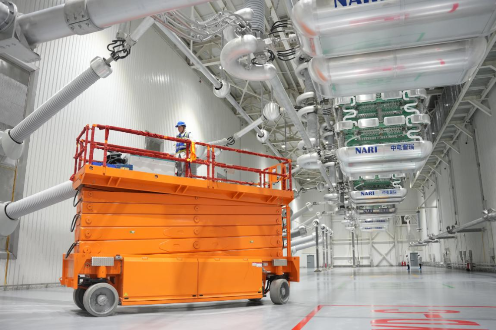 ▲调试人员在渝北换流站阀厅内对换流阀进行调试检查。通讯员 刘青川 摄