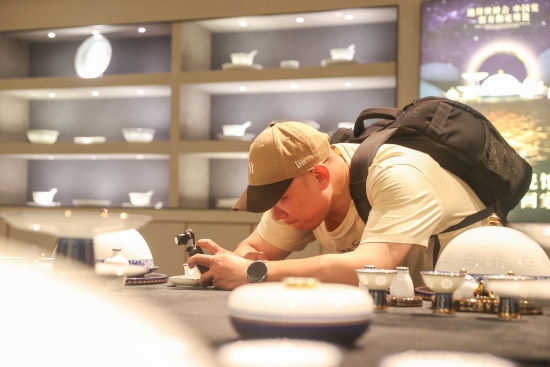 图为5月9日,台湾媒体人在陶源谷三宝瓷源境的展馆内拍摄陶瓷。中新社记者 刘力鑫 摄