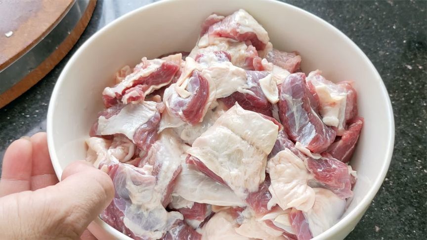 牛腩很多人做不好，那是做法不对，掌握好三步，一出锅汁都吃光光