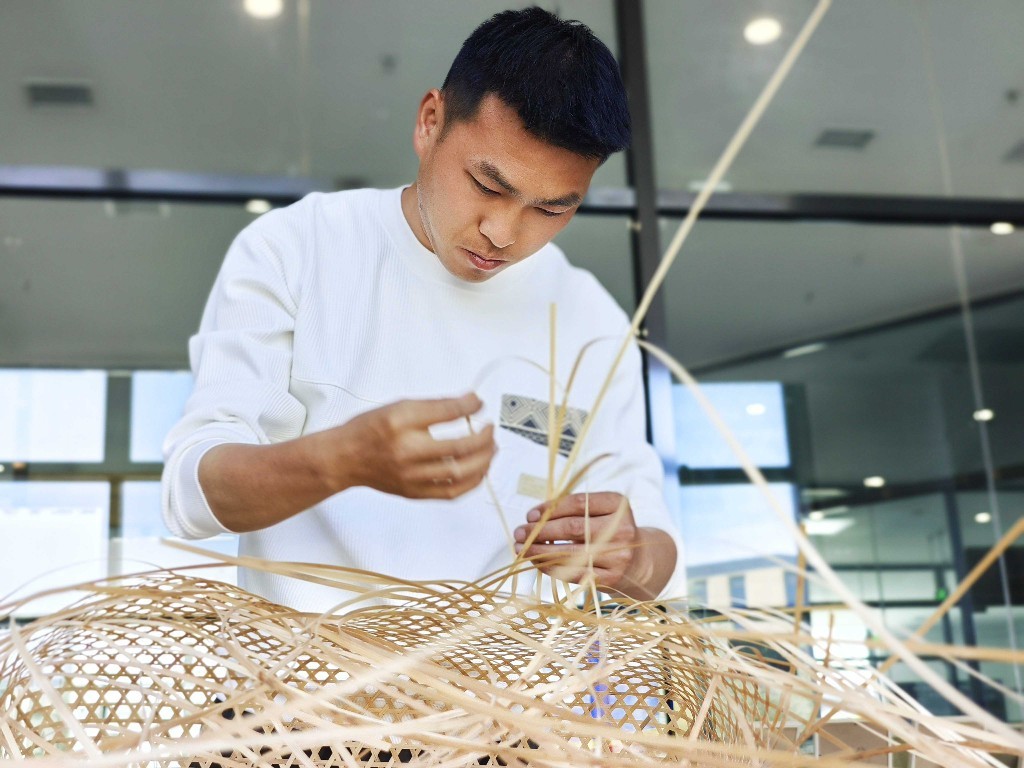 丁国川正在编织