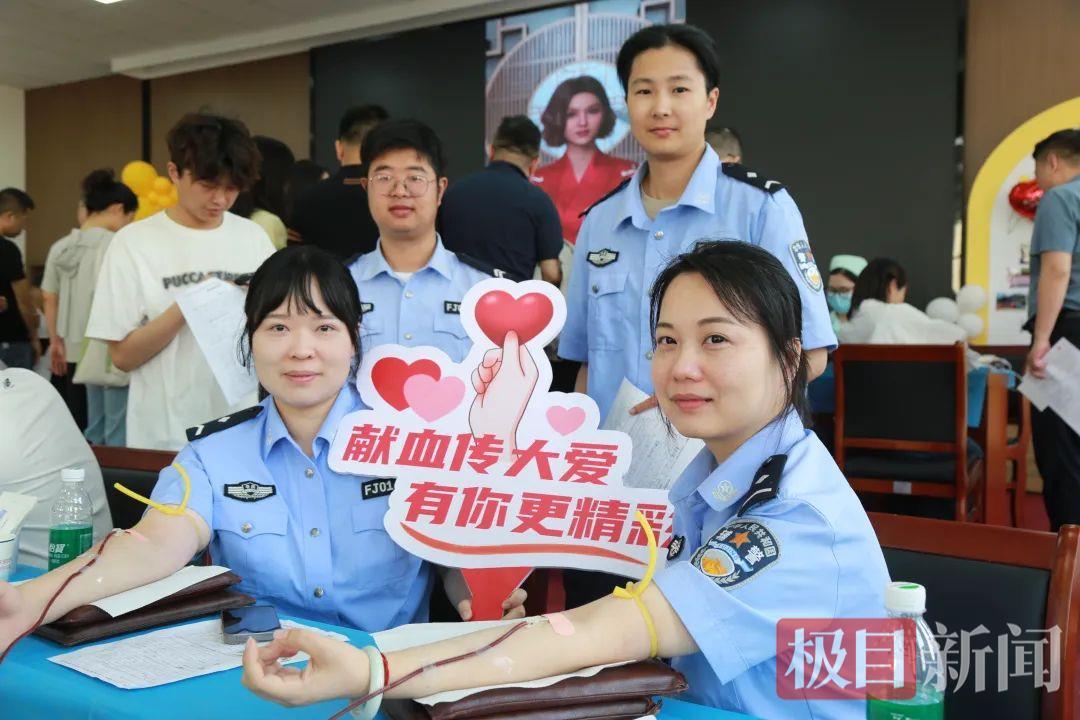 孝南區(qū)公安局女警楊靜（右）和同事一起參加無(wú)償獻(xiàn)血