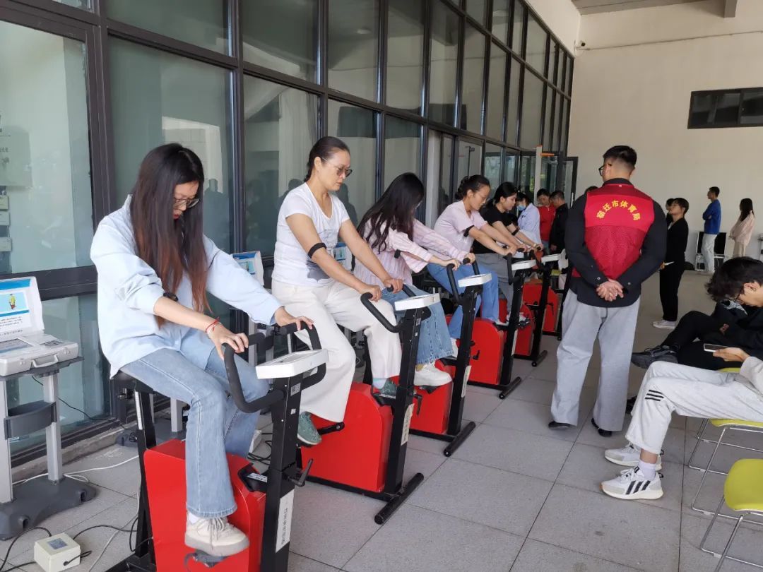 宿迁体育局工作人员结合群众的测试结果,针对性给讲解和运动指导。
