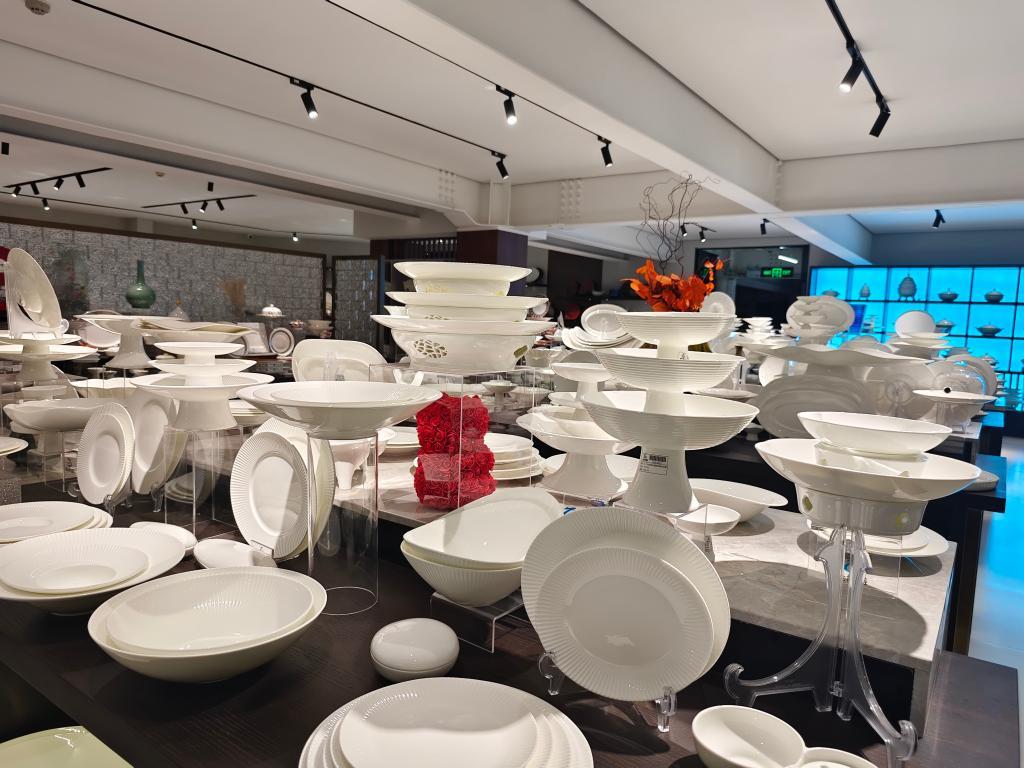 济南中恒商城内一家销售餐具的店铺。新华社记者邵鲁文 摄