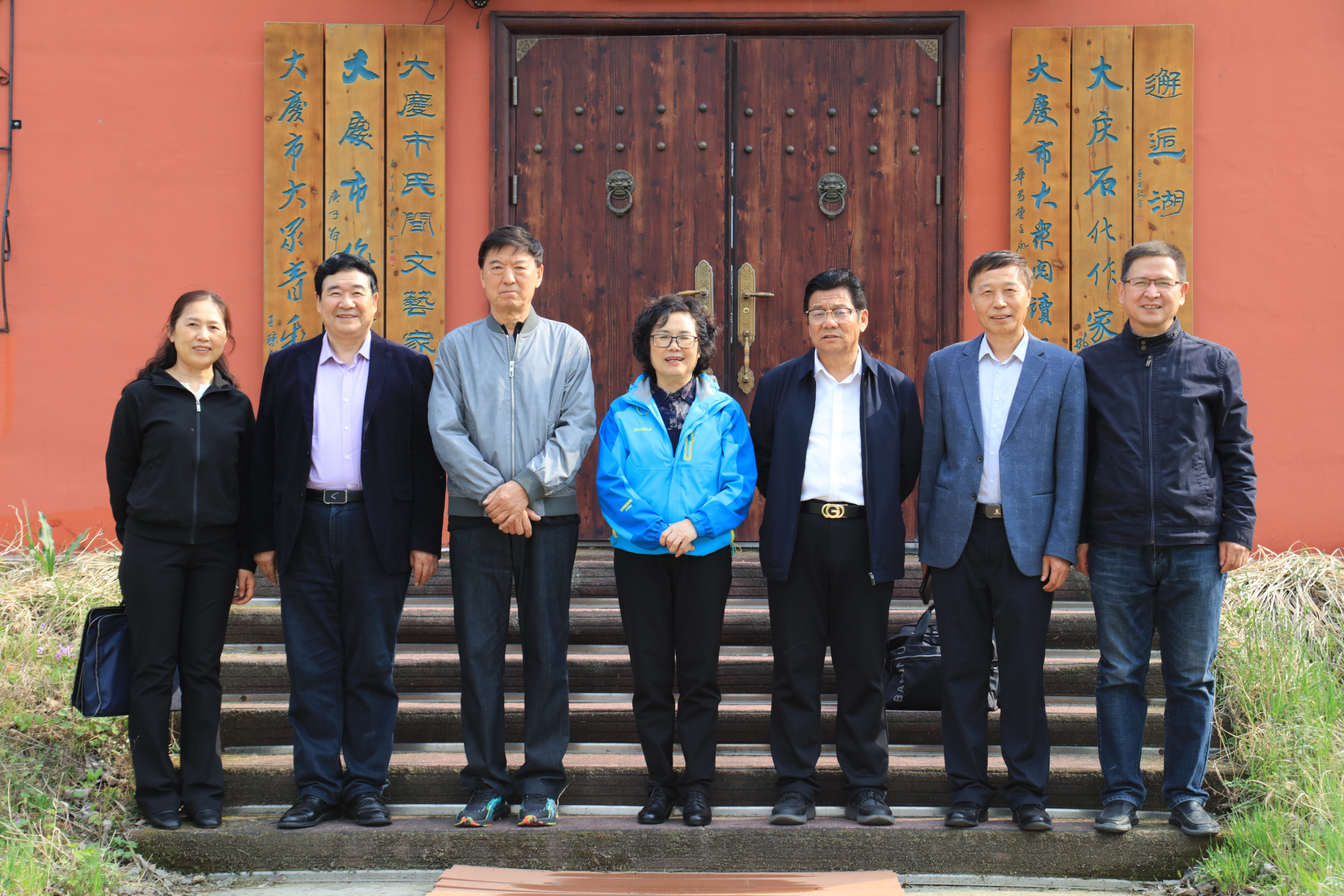 雨中调研传关怀 书香沁润谱新篇——大庆市关工委调研邂逅湖读书会