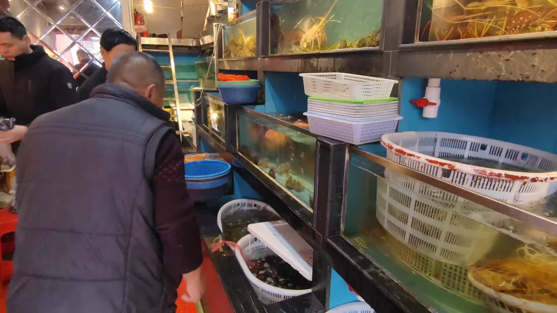 890买8条剧毒虎鱼，炖上整个羊腿，这鱼羊鲜毒汤实在鲜