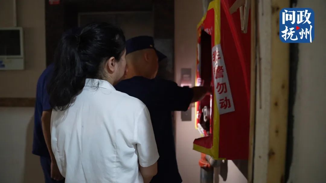 ▲ 临川区消防救援大队工作人员查看消防设施