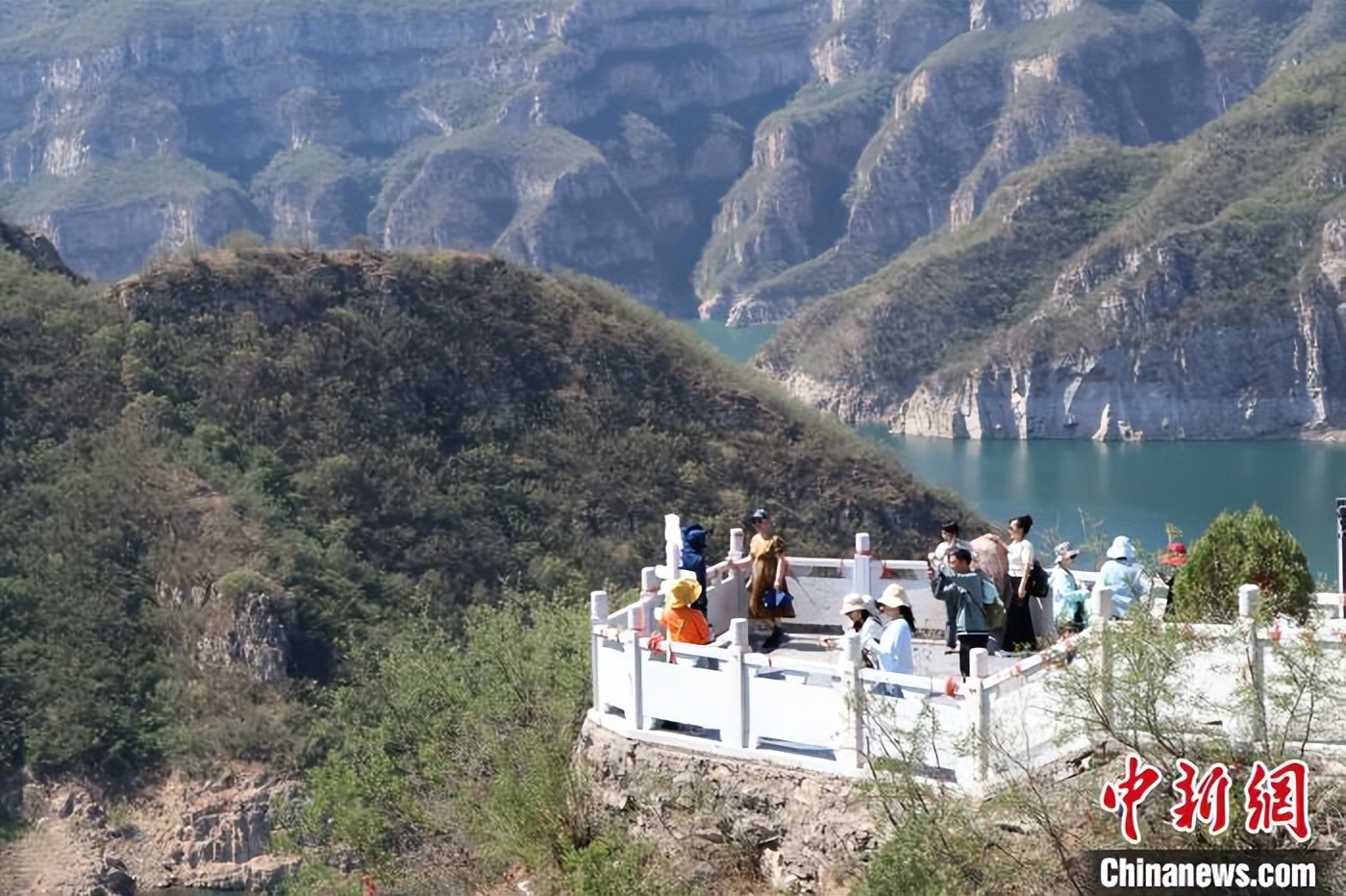 图为游客登高观赏黄河三峡景色。李海珠 摄