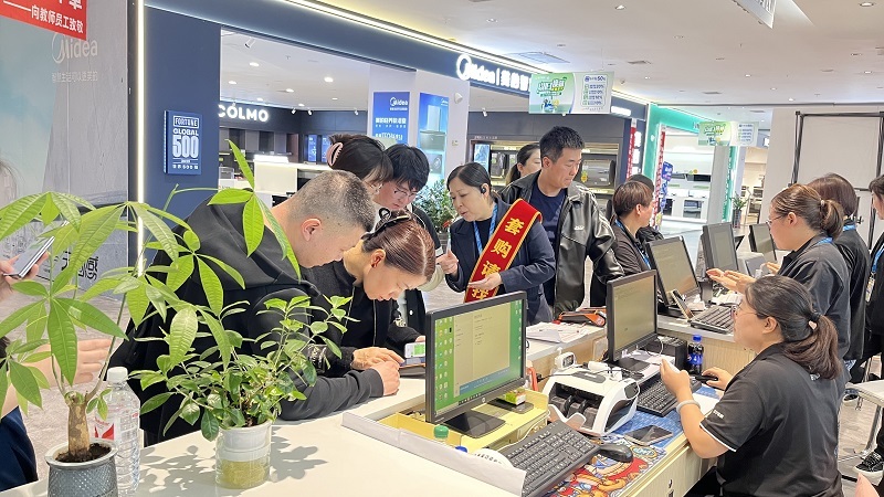 五一期间，苏宁易购卖场人流如织