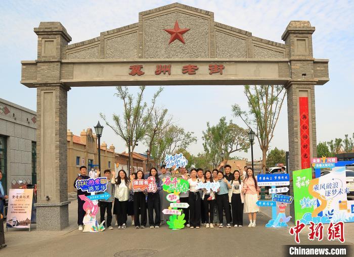 5月4日，文艺爱好者在冀州老街开展剧本演绎活动。　　共青团冀州区委 供图