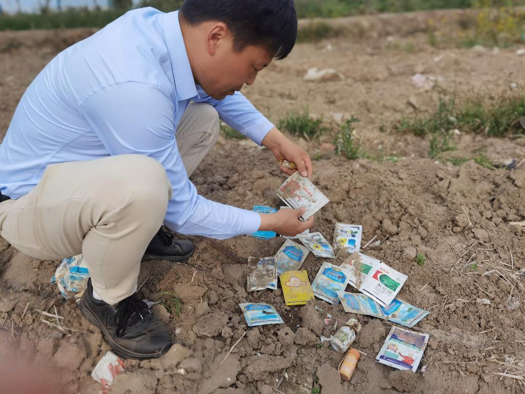待改良地块上曾经使用过的农药、化肥等包装袋。新华社记者 朱旭东 摄于5月14日