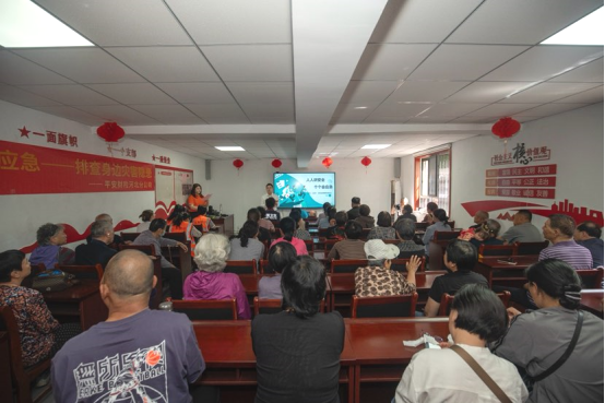 图片：平安产险河北分公司消保部经理林栋发表活动致辞