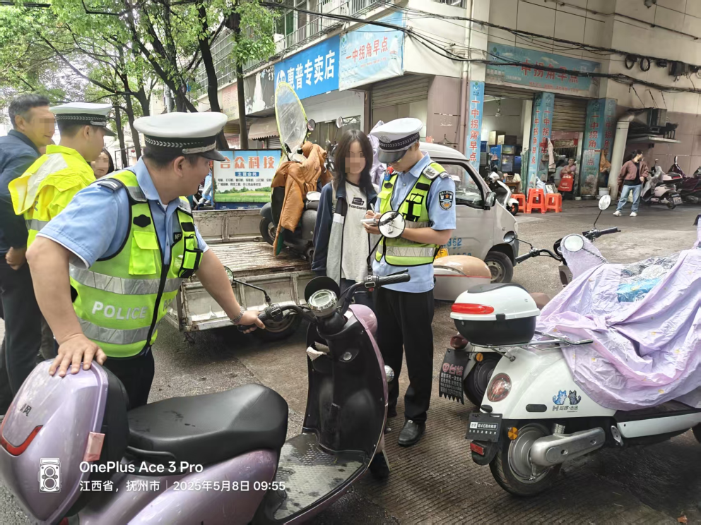 ▲南丰交警部署警力加大路面执法力度，严厉查处未悬挂号牌的电动车。
