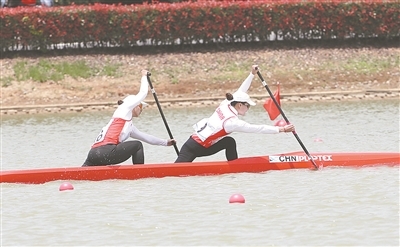 徐诗晓与孙梦雅在比赛中