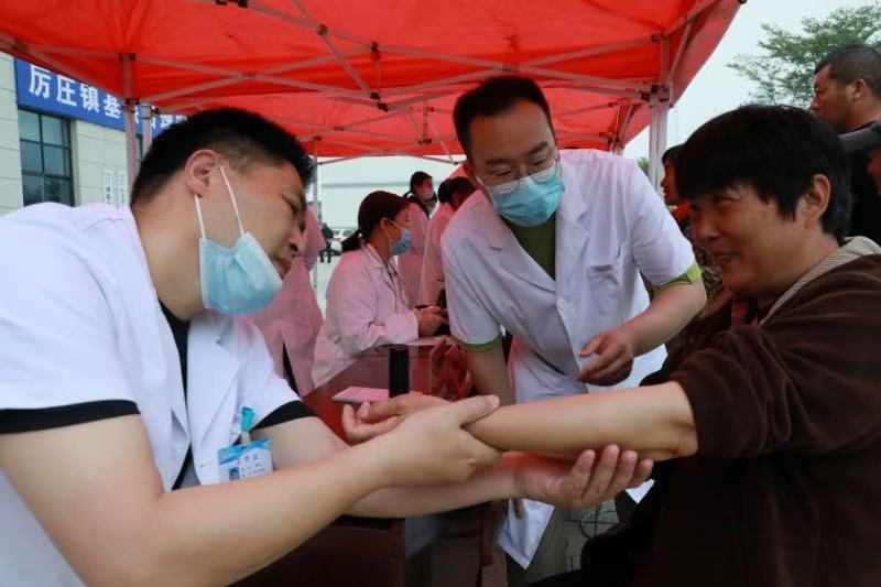 医疗专家们在为群众进行健康义诊 张代桂摄