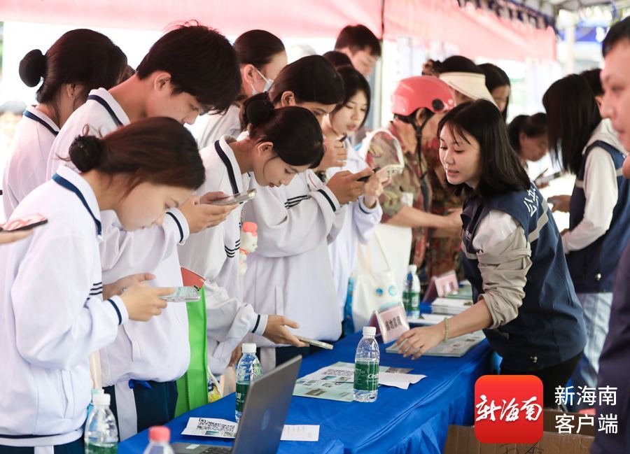 海南省“5&middot;12”防灾减灾日主题科普活动现场，市民群众争相参与有奖竞答‌。记者 姚皓 摄