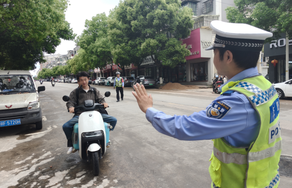 ▲黎川交警在辖区东方红大道、团村路整治不按规定佩戴安全头盔的摩托车电动车。