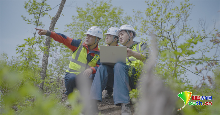 王明疆与同事在野外工作。中国电建西北院供图