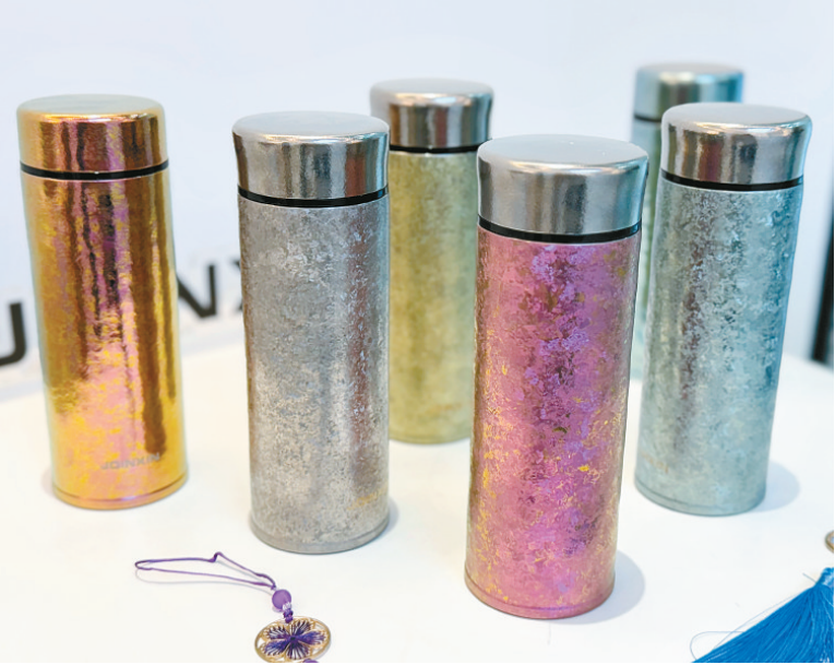 庄信科技生产的钛保温杯。