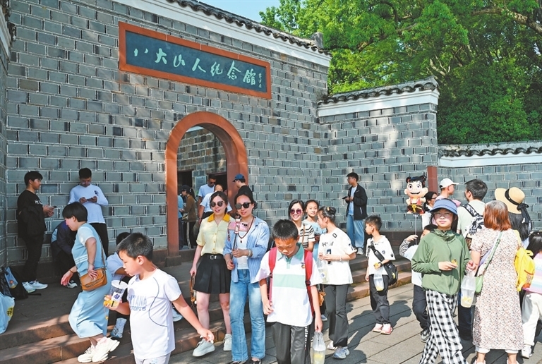 “五一”期间，游客在八大山人纪念馆参观。通讯员 刘阳摄