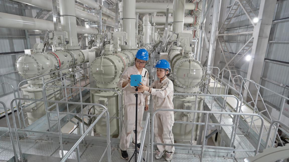 ▲调试人员在渝北换流站采用GIS声学成像击穿定位方法开展500千伏GIS耐压试验。通讯员 李杨 摄