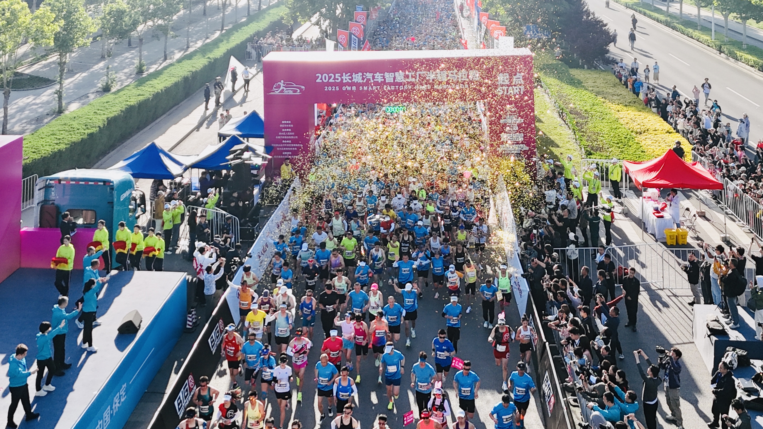 5月11日，2025长城汽车智慧工厂半程马拉松激情起跑。 保定日报记者 云娟 摄