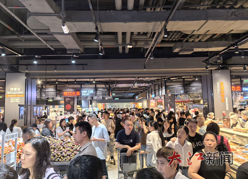 门店内人头攒动